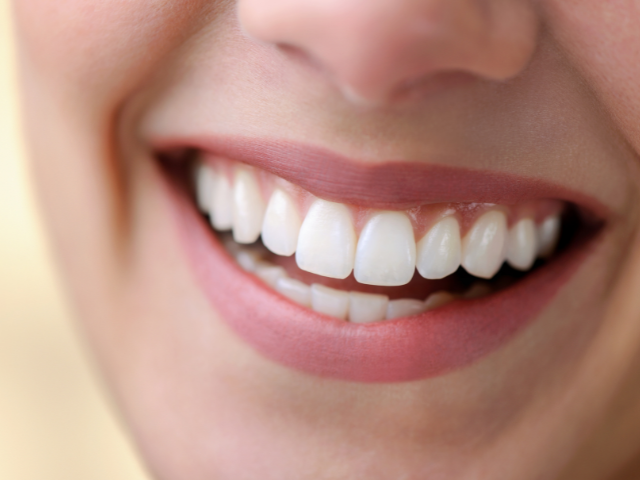 Domowe metody na piękne zęby: jak dbać o zdrowy i śnieżnobiały uśmiech