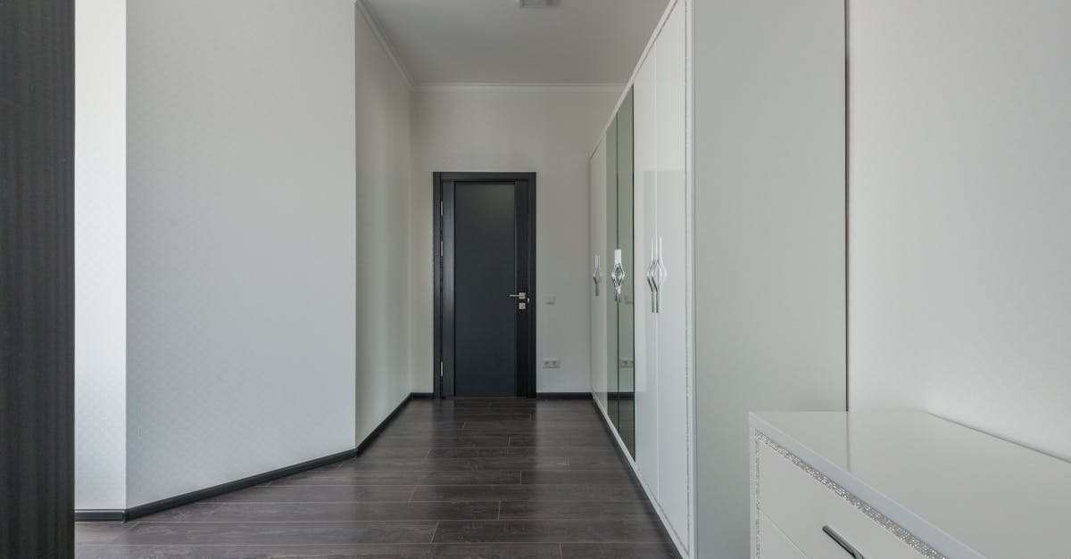 Szafa do suszenia prania z ciepła lodówki: pasywny system do przedpokoju i kuchni (DIY, smart, energooszczędny)