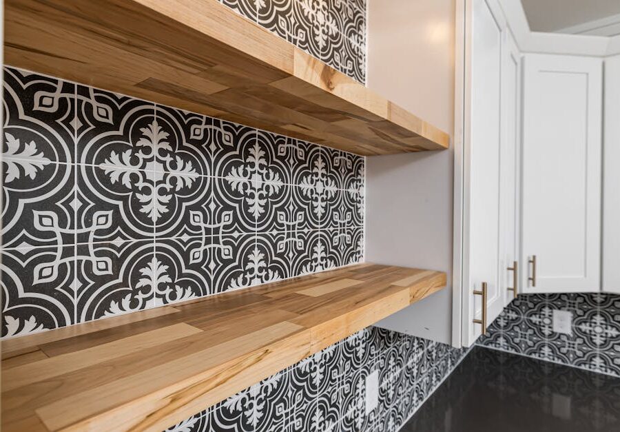 Biopanele z fusów kawy i skorupek jaj z wkładem PCM: akustyka, design i pasywna regulacja temperatury