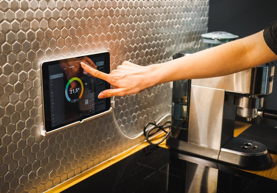 Ściana‑akumulator: dekoracyjne panele PCM (materiały zmiennofazowe) stabilizujące temperaturę w salonie i sypialni