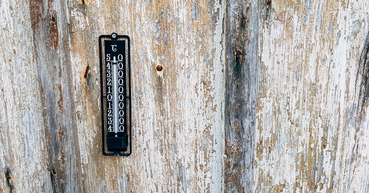 Ściana, która grzeje i chłodzi: gliniane tynki z grafitową siatką 24 V i kapilarną matą chłodzącą