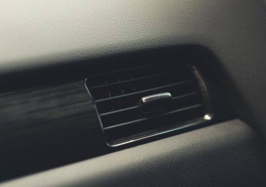 Ukryta wentylacja w listwach przypodłogowych i meblach: cichy rekuperator bez sufitów podwieszanych