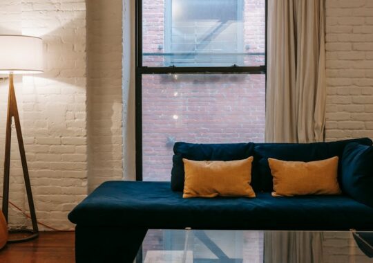 Meble z grzybni w domu: akustyczne panele, lampy i stoliki DIY – od trendu do praktyki