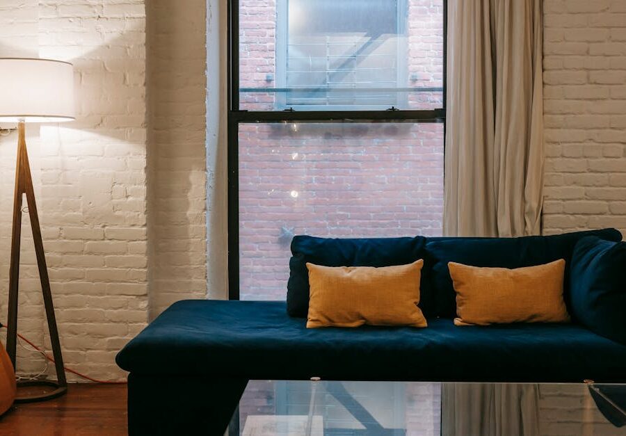 Meble z grzybni w domu: akustyczne panele, lampy i stoliki DIY – od trendu do praktyki