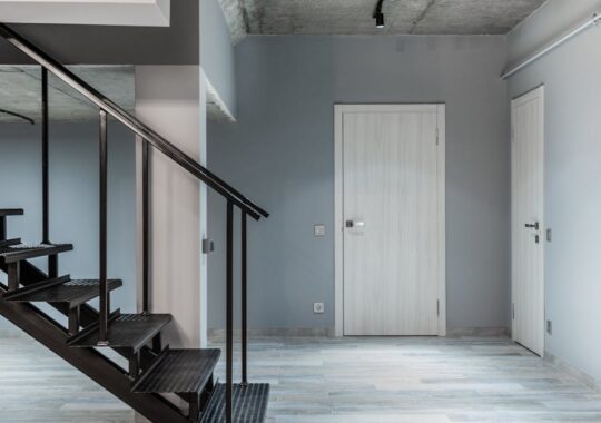 24 V MultiRail: magnetyczna szyna do mebli, oświetlenia i akustyki – elastyczna infrastruktura dla małych mieszkań i biur domowych