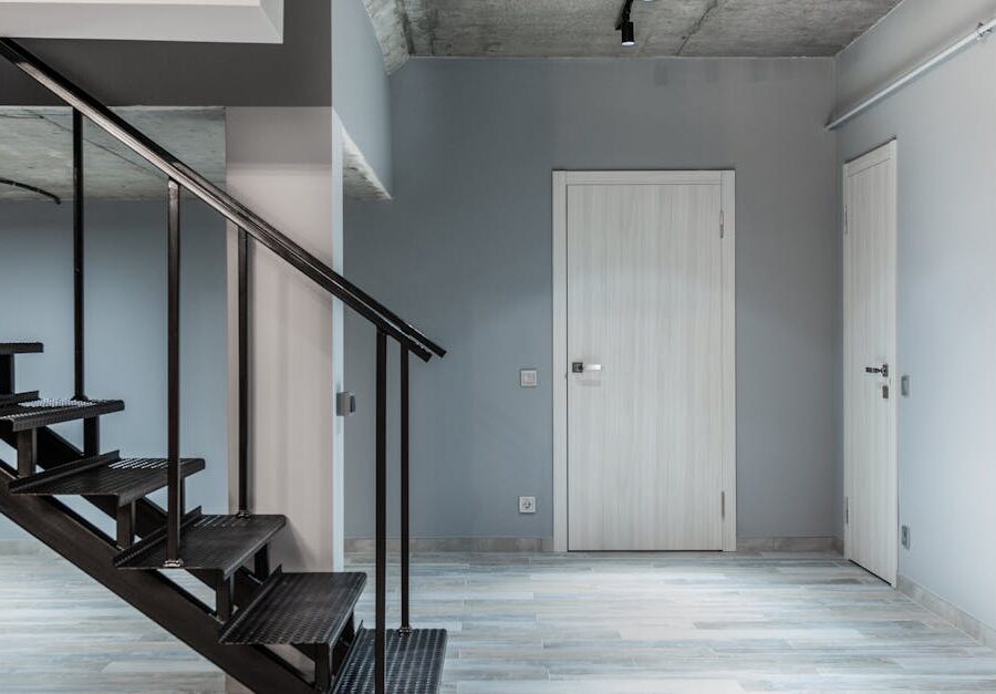 24 V MultiRail: magnetyczna szyna do mebli, oświetlenia i akustyki – elastyczna infrastruktura dla małych mieszkań i biur domowych