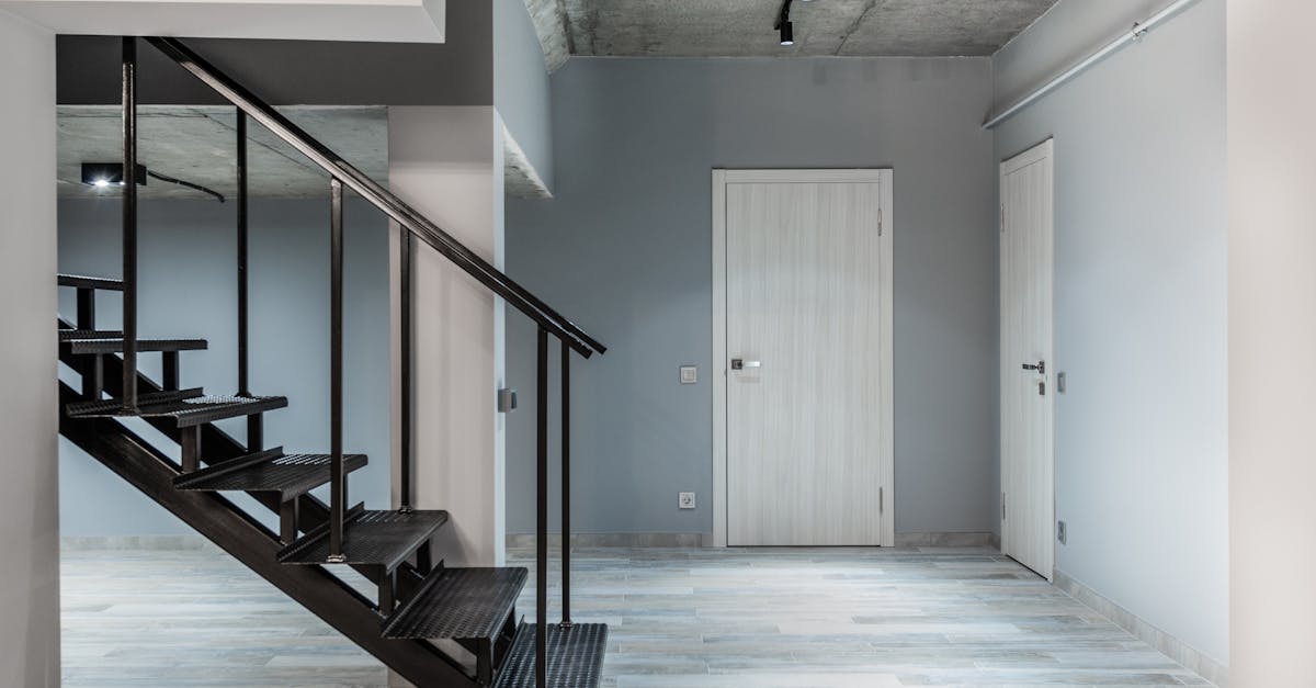 24 V MultiRail: magnetyczna szyna do mebli, oświetlenia i akustyki – elastyczna infrastruktura dla małych mieszkań i biur domowych