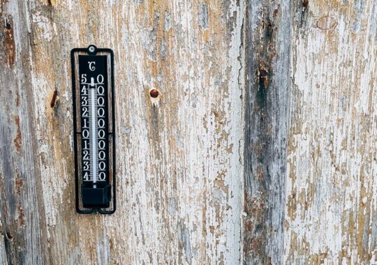 Ściany, które chłodzą i grzeją: kapilarne panele konopno‑gliniane do mieszkań i tiny house’ów