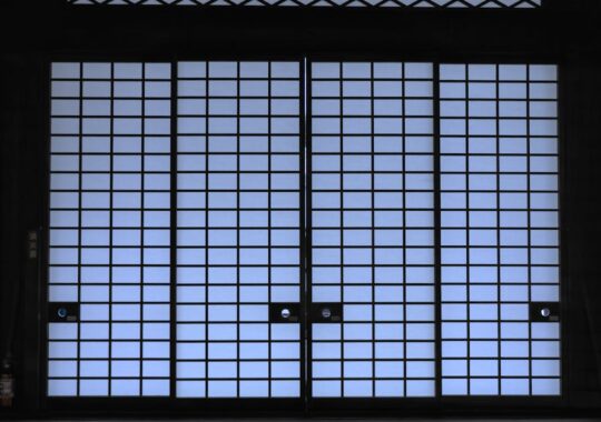 Przesuwne ściany meblowe z rdzeniem PCM: niewidzialna klimatyzacja pasywna i strefowanie mieszkania w jednym