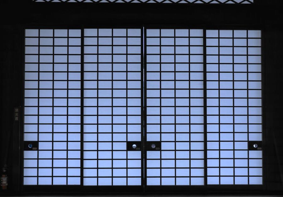 Przesuwne ściany meblowe z rdzeniem PCM: niewidzialna klimatyzacja pasywna i strefowanie mieszkania w jednym