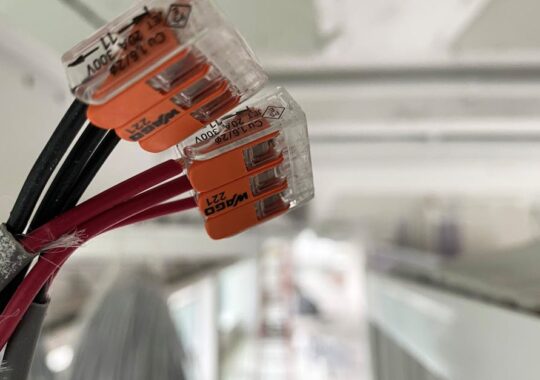 Listwy przypodłogowe jako magistrala 24 V DC: niewidzialne zasilanie dla światła, rolet i czujników w całym domu