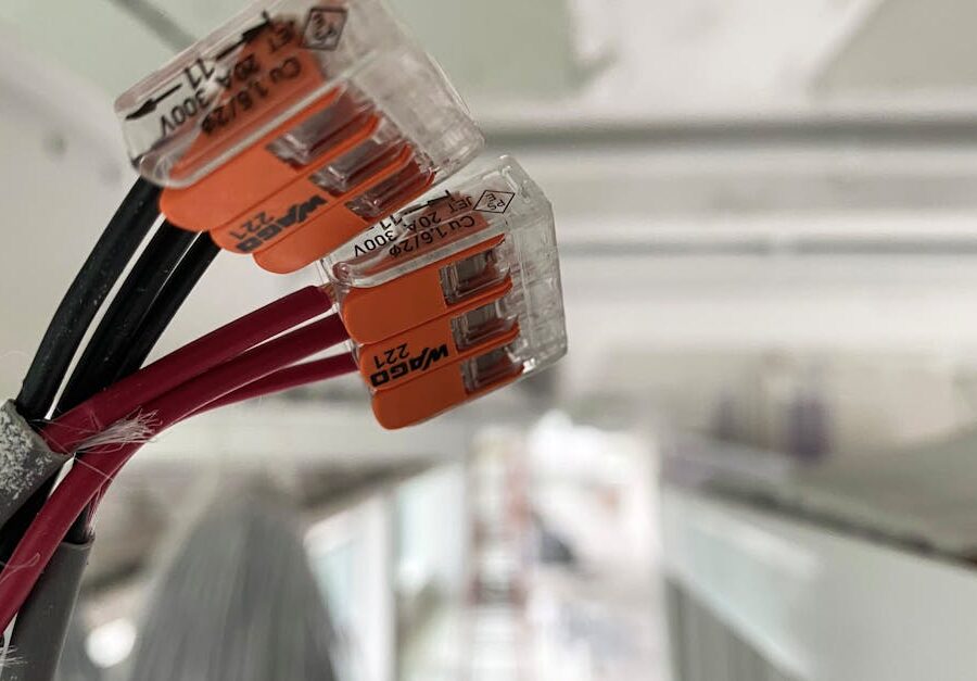 Listwy przypodłogowe jako magistrala 24 V DC: niewidzialne zasilanie dla światła, rolet i czujników w całym domu