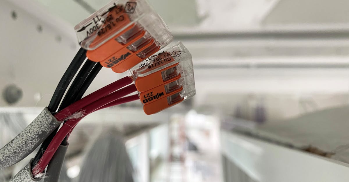 Listwy przypodłogowe jako magistrala 24 V DC: niewidzialne zasilanie dla światła, rolet i czujników w całym domu