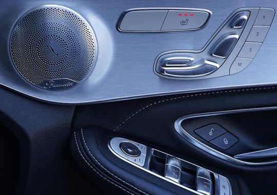 Ciepłe i ciche drzwi 3‑w‑1: grzeją, tłumią hałas i świecą – moduł 24 V SELV dla mieszkań 2026