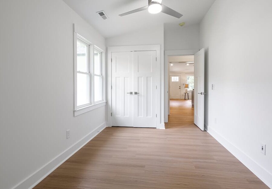 Ściany z pamięcią ciepła: panele i farby PCM, które chłodzą dom pasywnie (bez klimy)