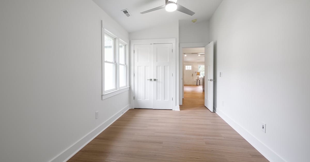 Ściany z pamięcią ciepła: panele i farby PCM, które chłodzą dom pasywnie (bez klimy)