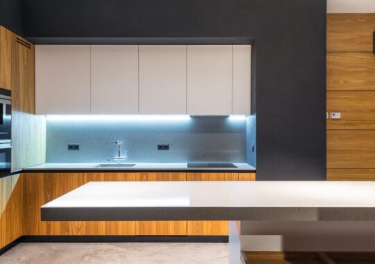 Cicha klimatyzacja bez klimy: meble i ściany z PCM, które stabilizują temperaturę wnętrz