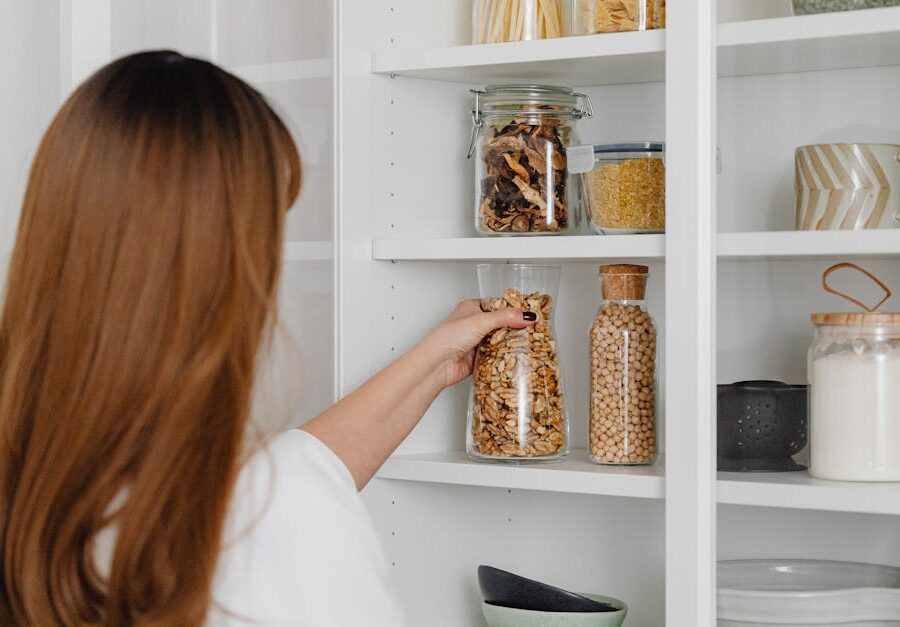 Spiżarka bez prądu 2.0: pasywnie chłodzona szafa do kuchni z gliny, terakoty i PCM